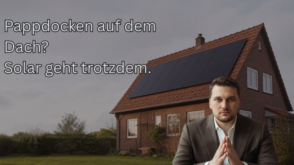 Haus mit Solaranlage auf dem Dach und Pappdocken, Solartechnik trotz Herausforderungen.