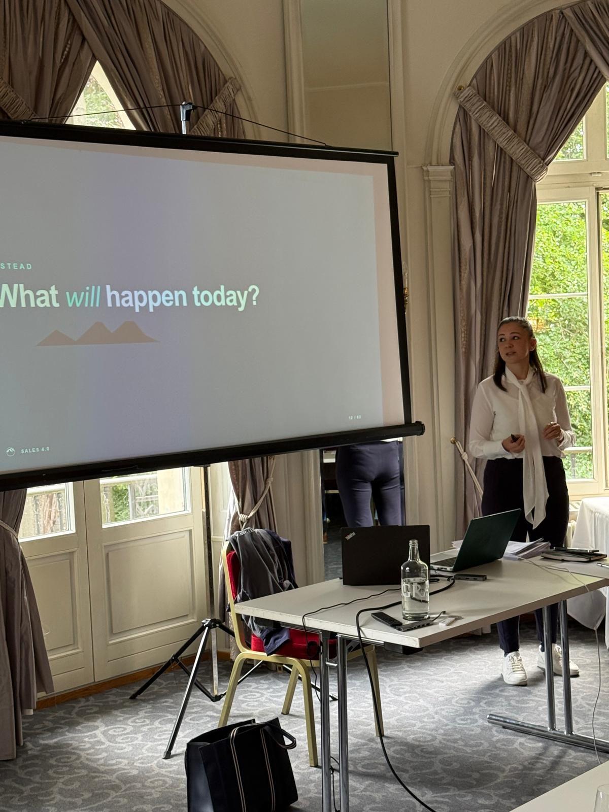 Eine Präsentation mit der Frage 'What will happen today?' während eines Workshops zur Wertdarstellung.