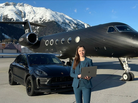 Alexandra Weck vor dem Privatjet | Quelle: Openart