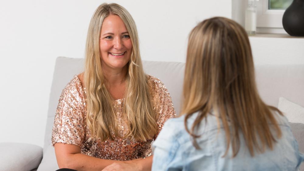 Zwei Frauen im Gespräch über finanzielle Zukunft und Geldanlage für Kinder.