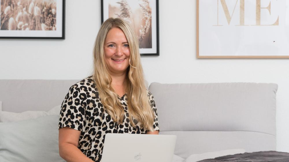 Frau mit Laptop, die Ordnung in den Finanzen plant.