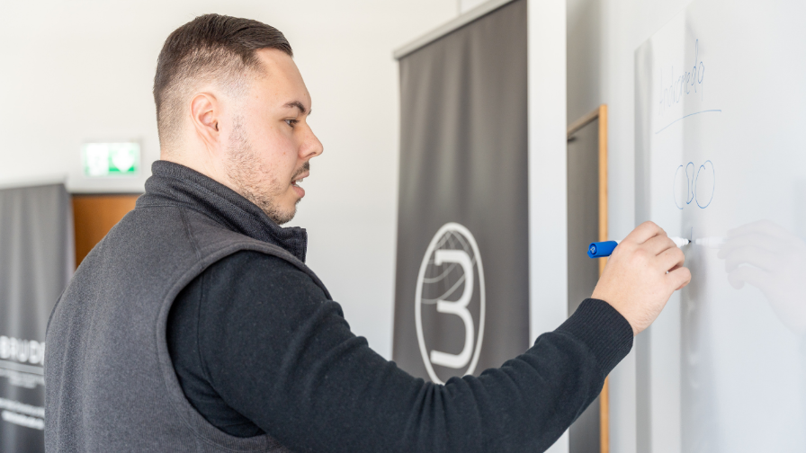 Ein Mann erklärt auf einer Leinwand die E-Commerce Wahrheit.
