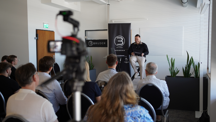 Präsentation über E-Commerce Wachstum mit Publikum und Kamerafocus.