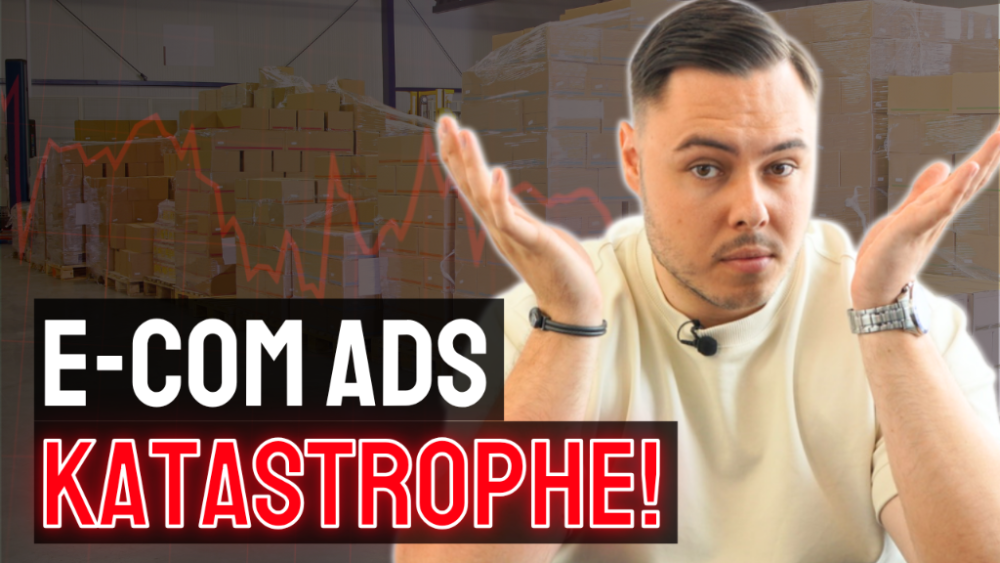 Mann zeigt ratlos auf die Probleme mit E-Com Ads Katastrophe.