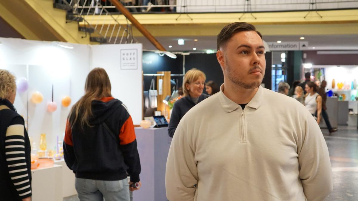Ein Besucher auf einer Messe mit Fokus auf Online-Shops.
