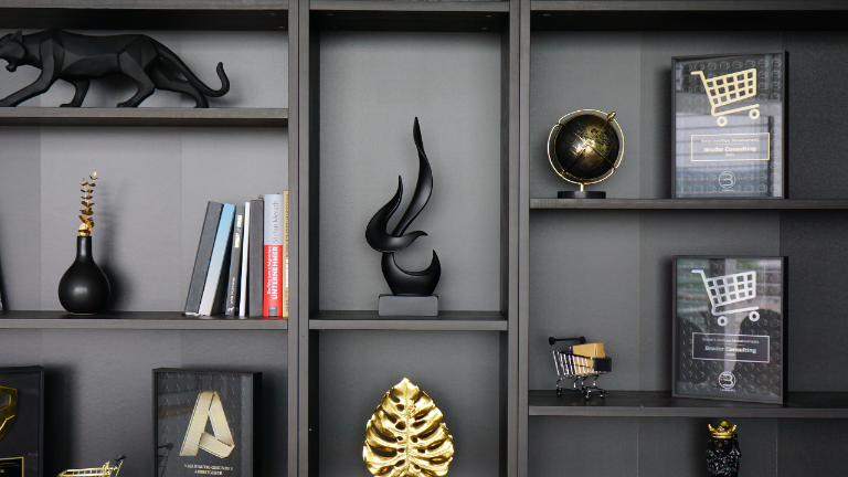 Dekorative Regale mit Büchern und Accessoires für Online-Shop Optimierung.