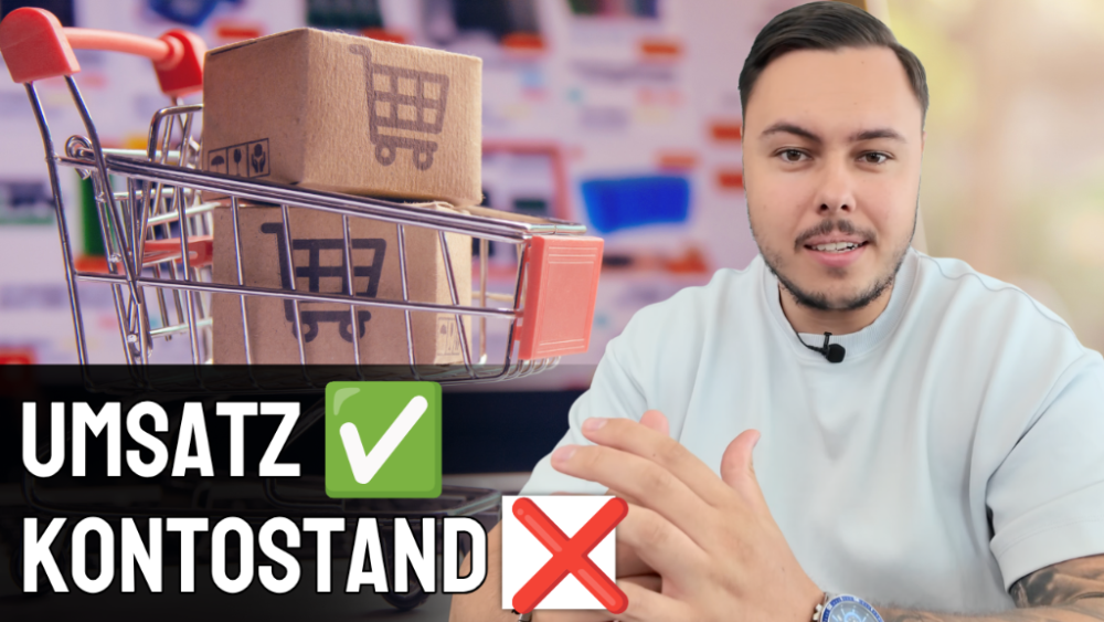 Mann erklärt, wie Geld im Onlineshop verloren geht, mit Einkaufswagen und Kisten.