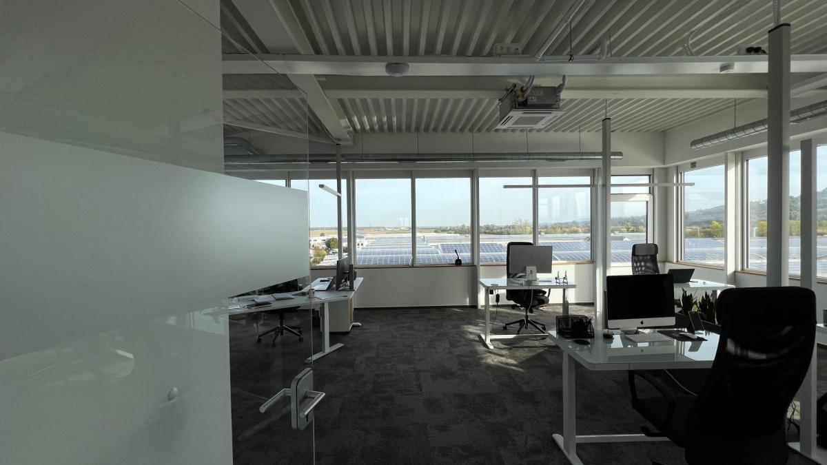 Modernes Büro mit Blick auf einen Fluss, das Strategien für Meta Ads zeigt.