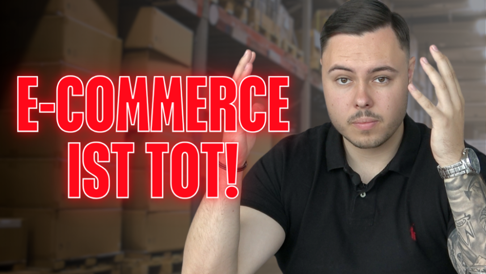 Person diskutiert zur E-Commerce Krise mit gestikulativem Ausdruck.