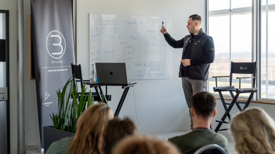Ein Vortrag über E-Commerce-Umsatzsteigerung mit Präsentation und Publikum.