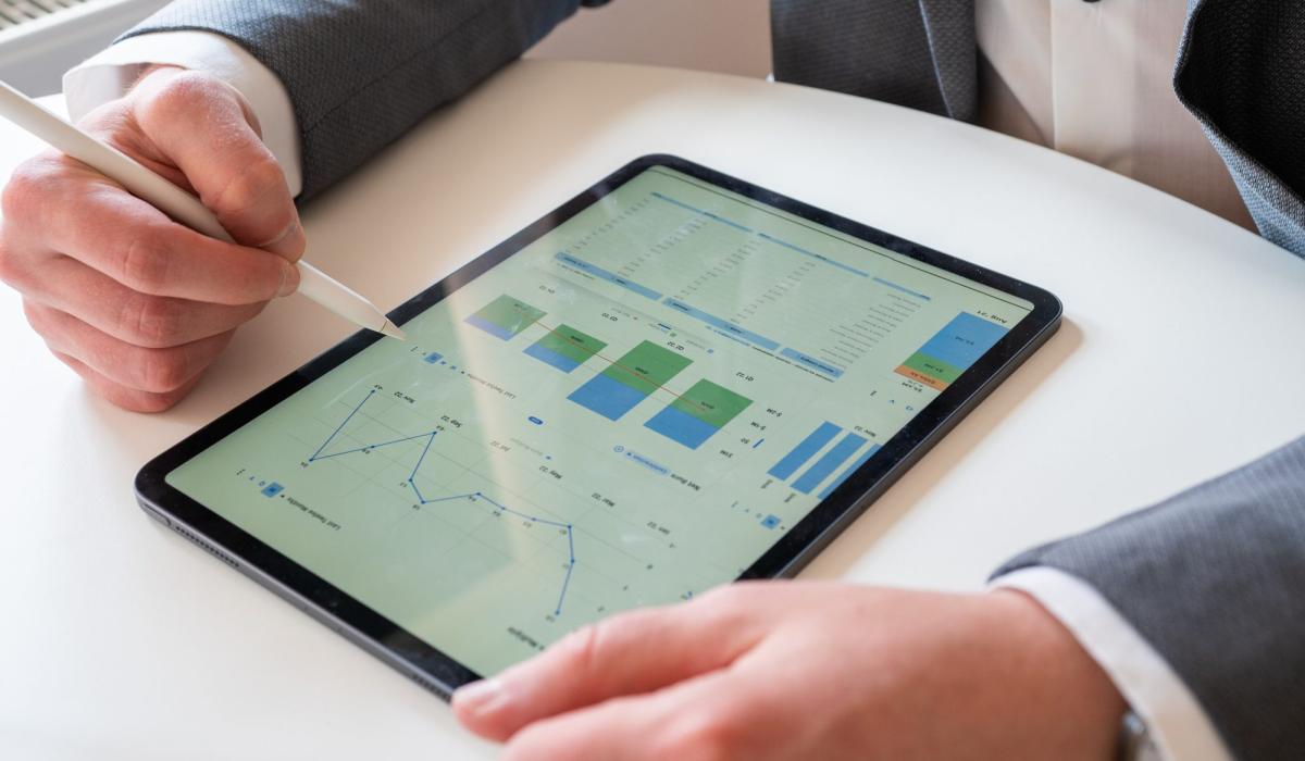 Interaktives CEO-Dashboard mit KPIs auf einem Tablet.