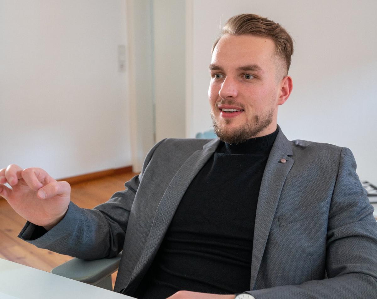 Ein Mann im Anzug spricht über KPI im Mittelstand.
