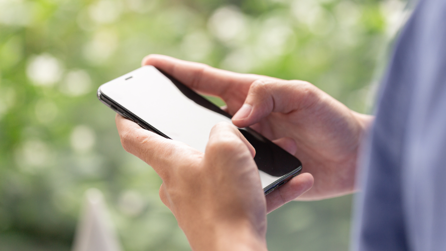 Jemand nutzt ein Smartphone zur Interaktion mit einer Handwerker Website.