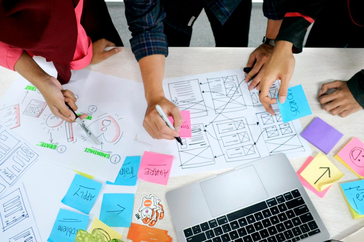 Kreatives Team arbeitet an Ideen für den Wechsel der Webdesign-Agentur.