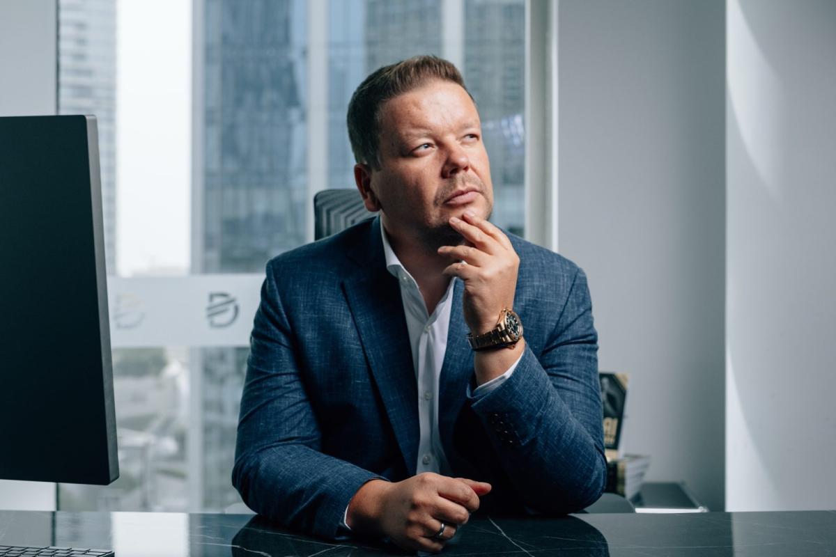 Eugen Zimbelmann, Dubai Immobilienexperte, nachdenklich am Schreibtisch.