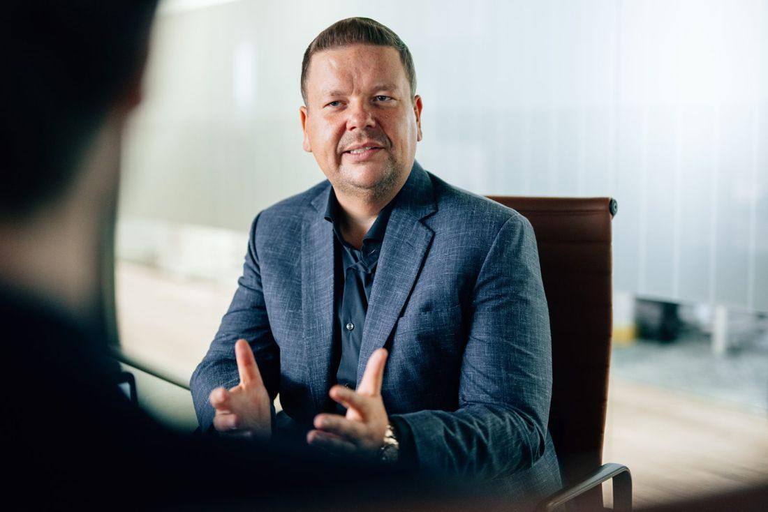 Experte im Büro diskutiert über Dubai Immobilien kaufen mit einem Interessenten.