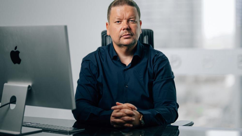 Experte für Immobilienfinanzierung Dubai sitzt am Schreibtisch.