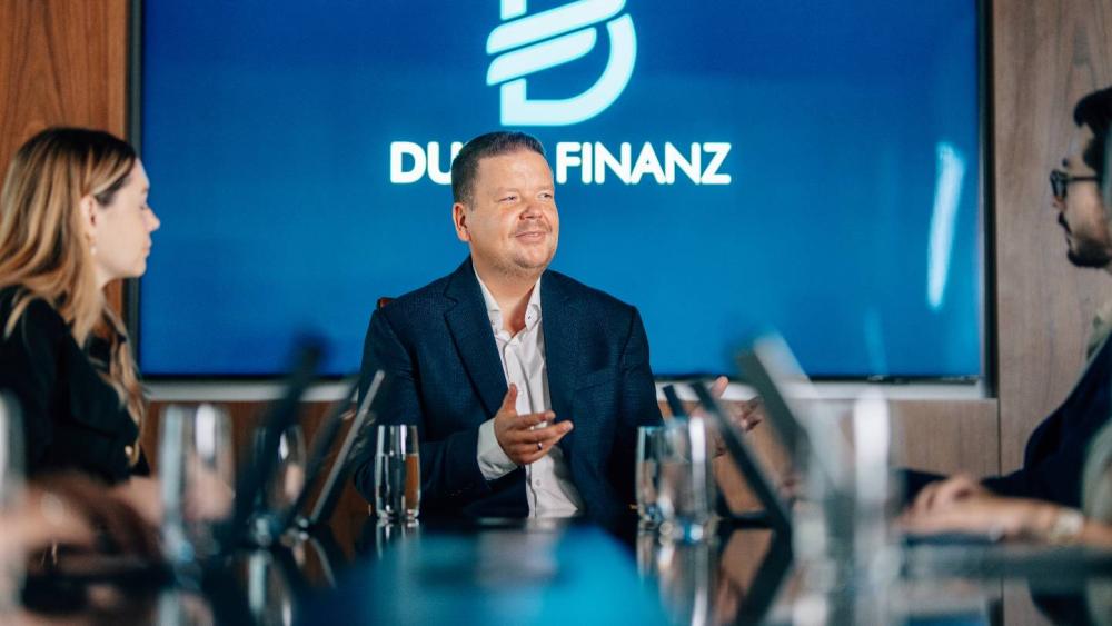 Beratungsgespräch über Immobilien in Dubai mit Experten von Dubai Finanz.