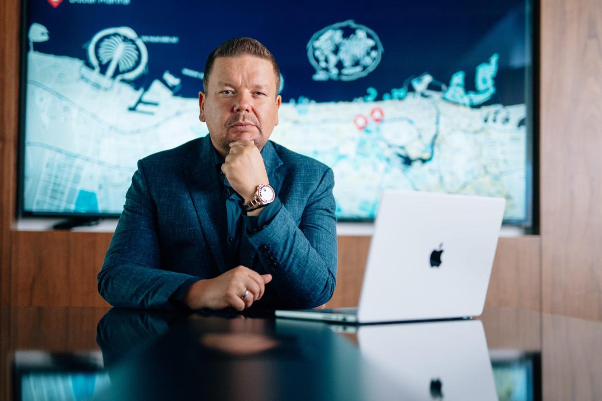 Experte für Kaufpreisaufteilung von Dubai-Immobilien am Schreibtisch.