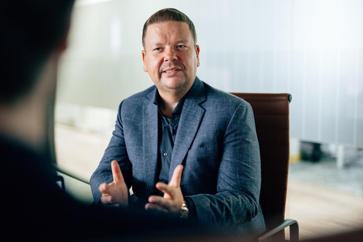 Eugen Zimbelmann erklärt Off-Plan Immobilien in Dubai in einem Beratungs-Gespräch.