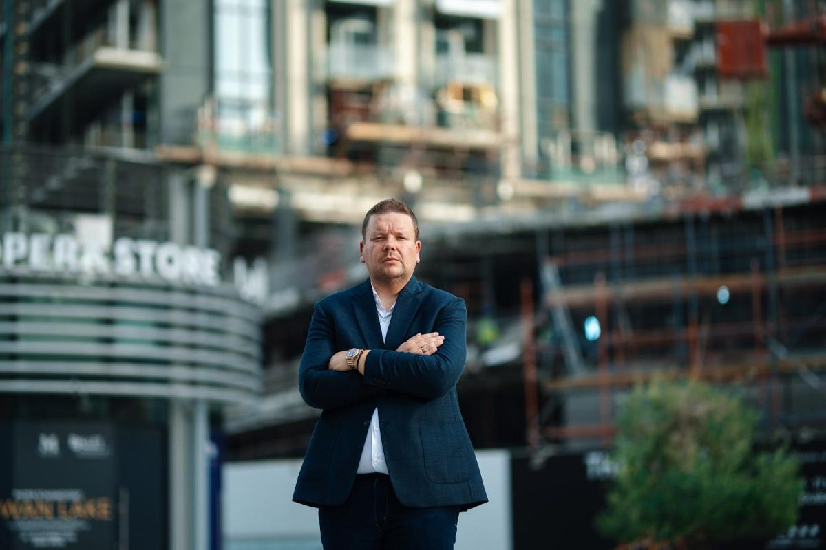 Investor steht vor einem Bauprojekt in Dubai und erklärt Eigenkapital für Immobilien 2026.