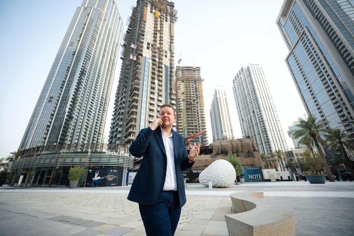 Eugen Zimbelmann spricht über Eigenkapital für Dubai-Immobilien in moderner Stadtansicht.