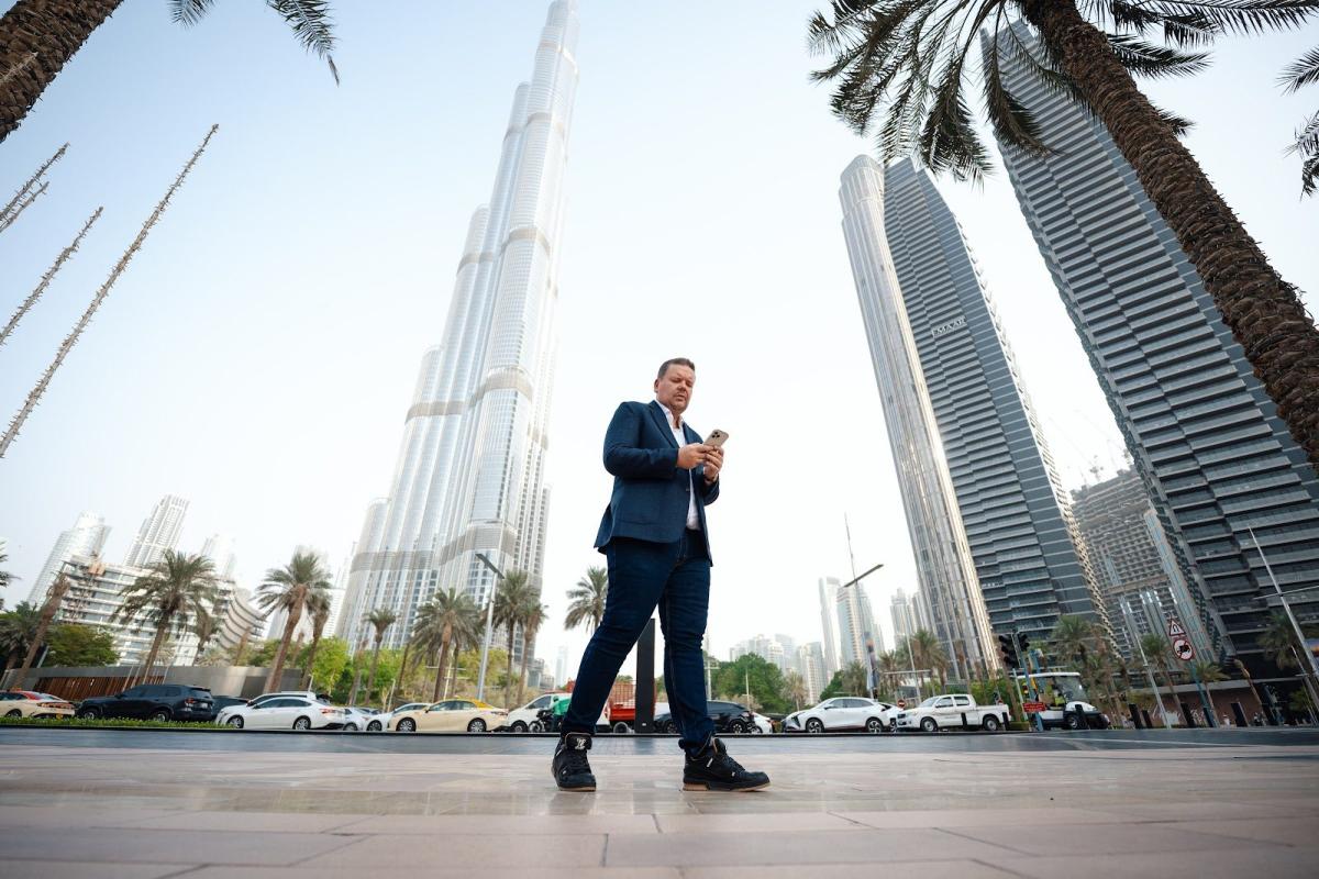 Mann in Anzug auf der Straße in Dubai mit Blick auf die Hypothekenzinsen 2026.