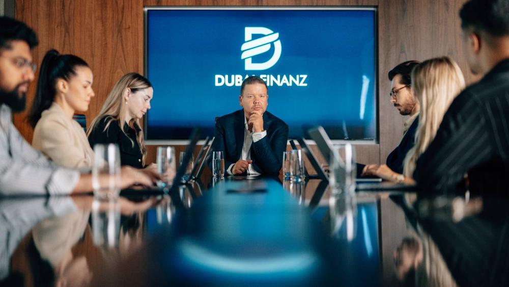 Teammeeting zur Diskussion über Hypothekenzinsen in Dubai bei Dubai Finanz.