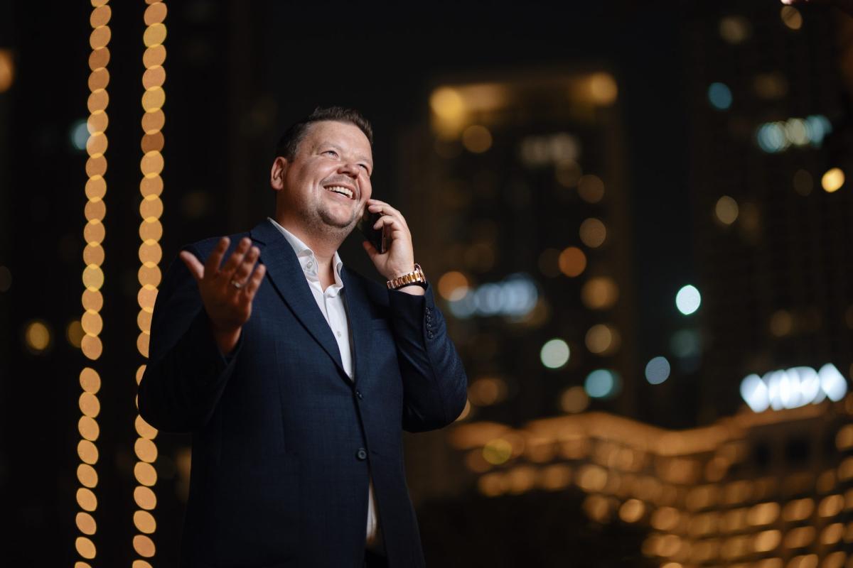 Eugen Zimbelmann spricht am Telefon über Dubai Immobilienpreise 2026.