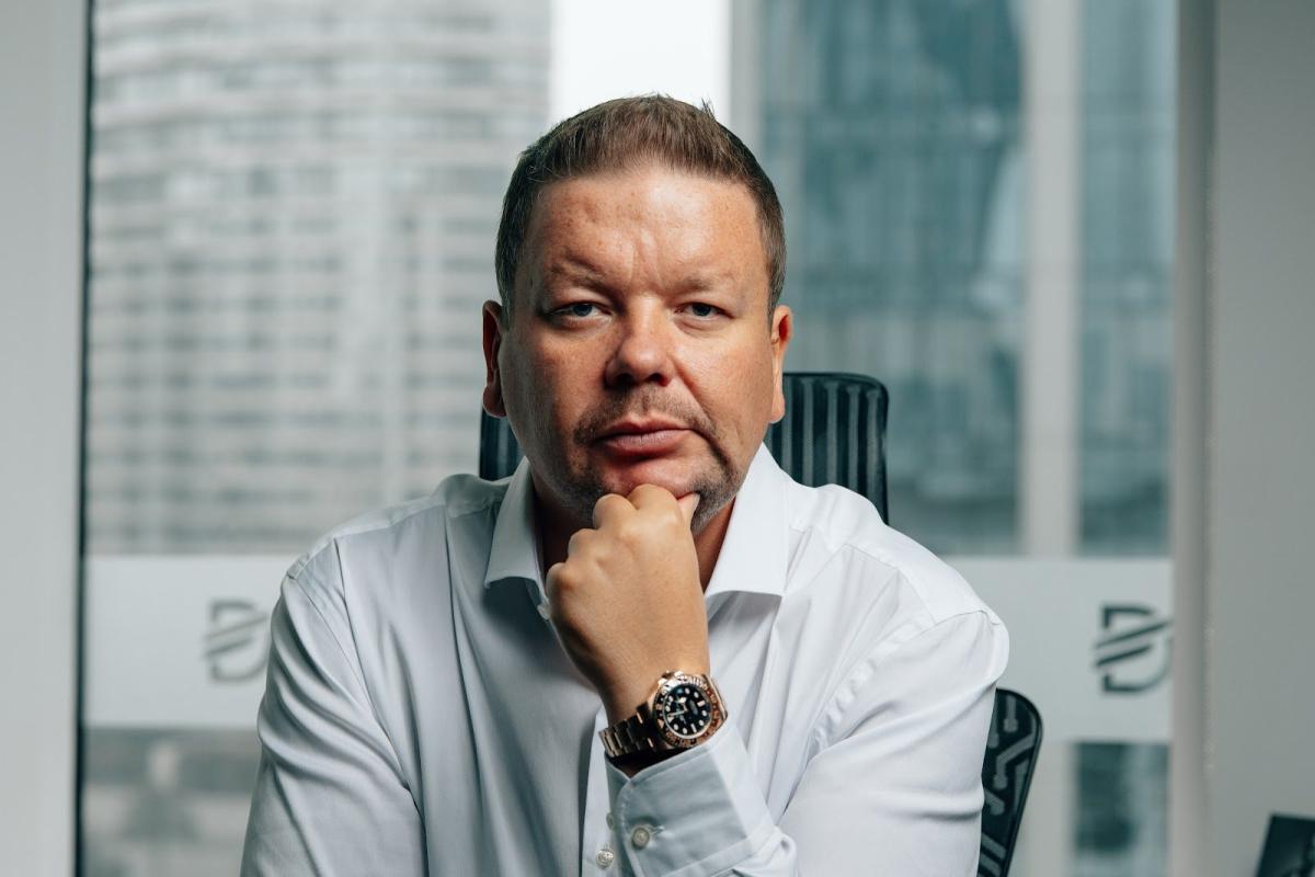 Eugen Zimbelmann, Experte für Dubai-Investment 2026, nachdenklich im Büro.