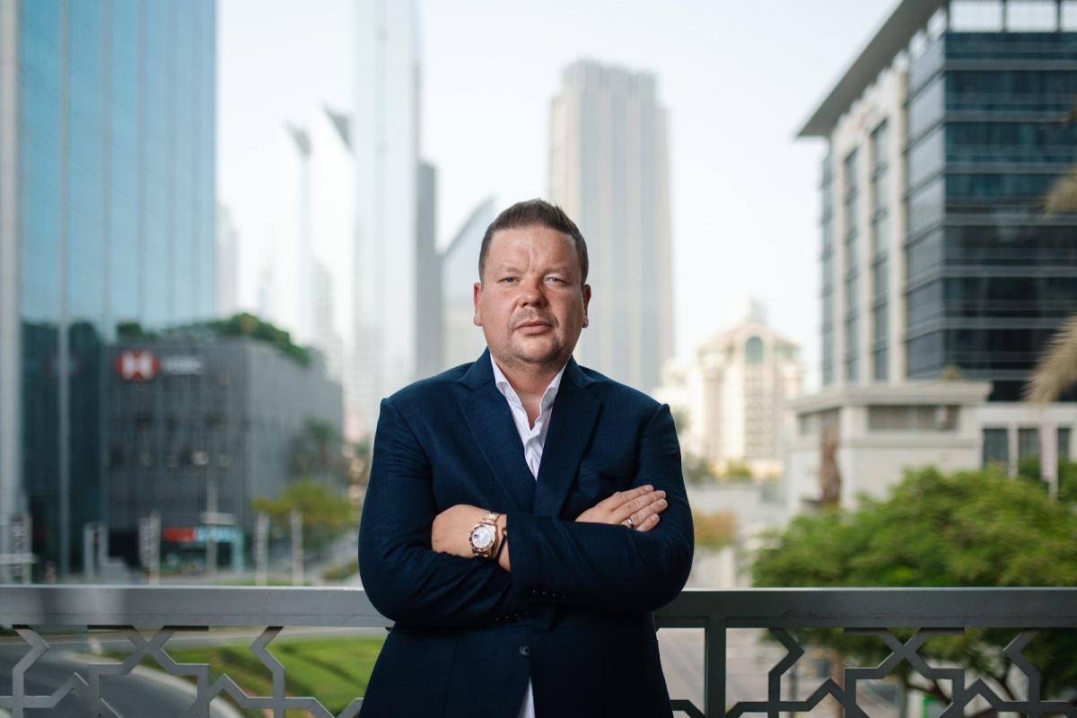 Eugen Zimbelmann bespricht Dubai-Investment 2026 mit Blick auf die Skyline.
