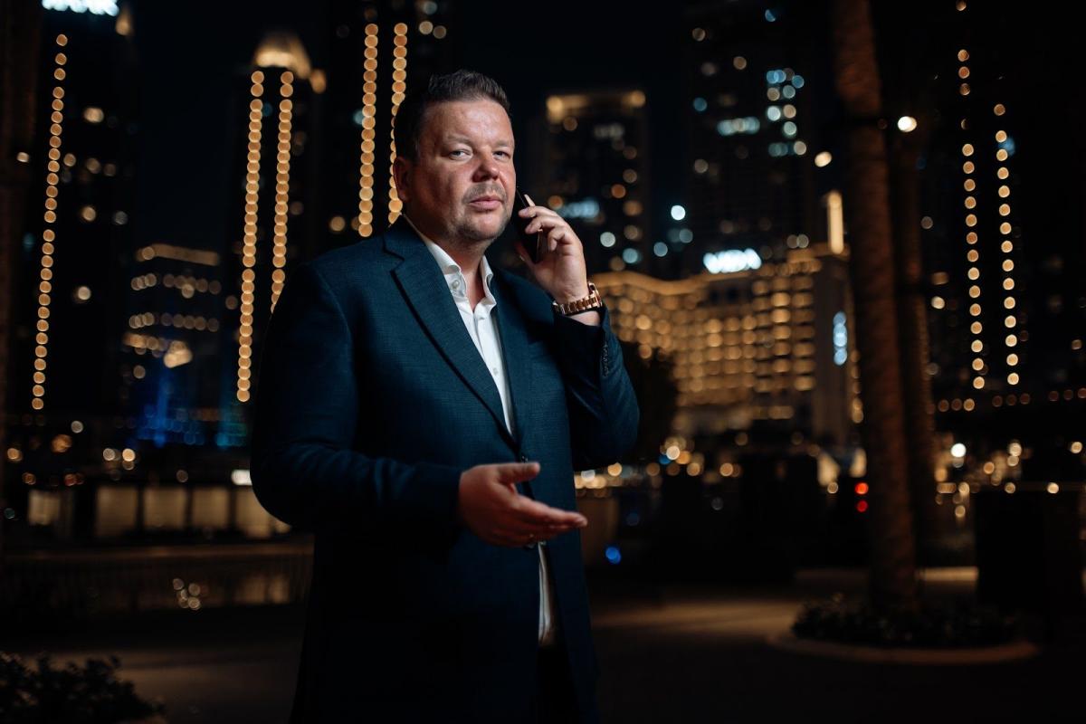 Mann im Anzug spricht telefonisch über Dubai-Investment 2026.