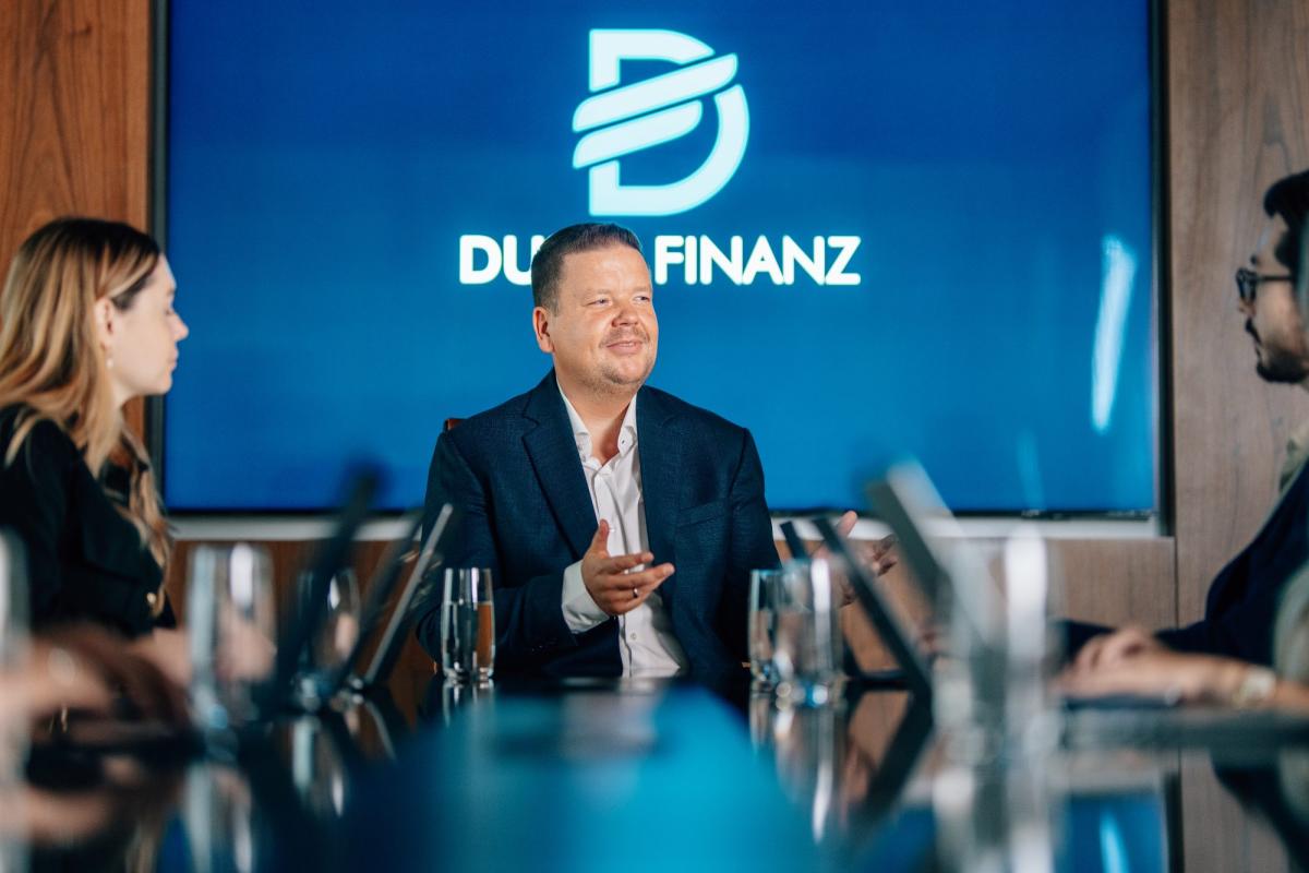 Eugen Zimbelmann bespricht Dubai Mieteinnahmen steuerfrei in einem Meeting.