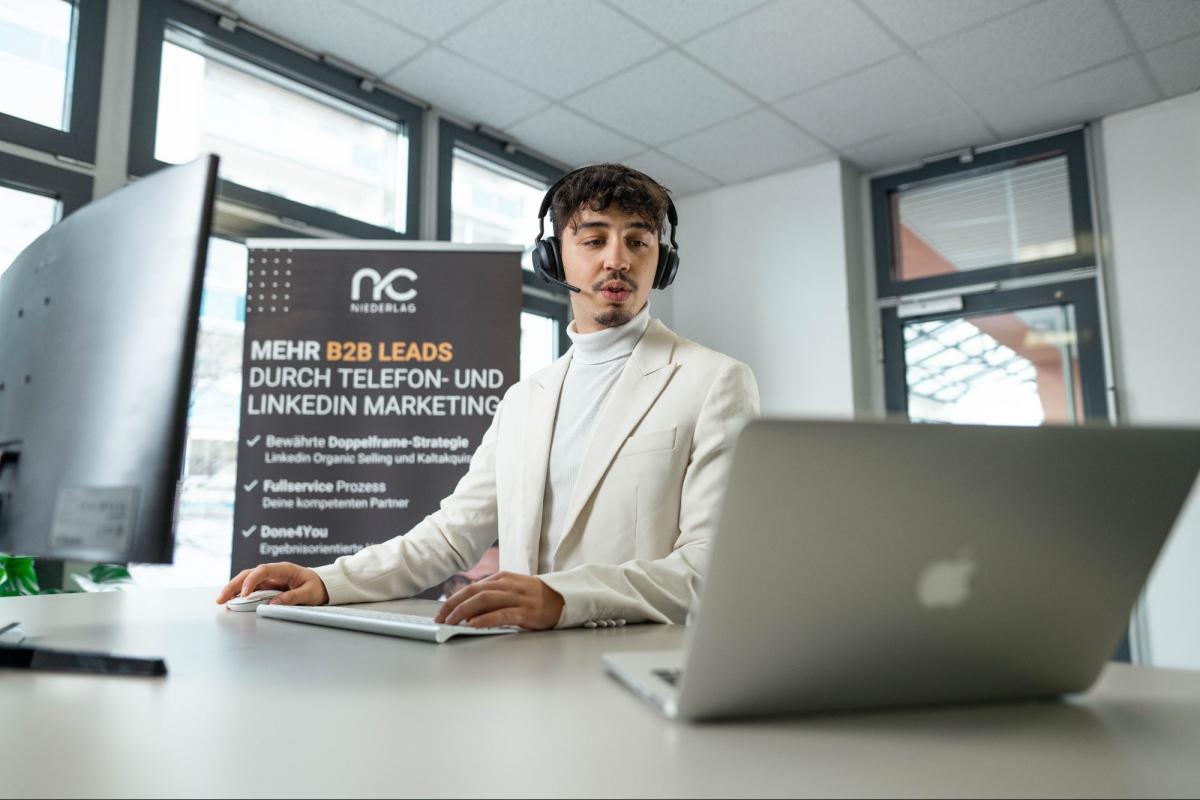 Ein Vertriebler generiert B2B Leads durch Telefon- und LinkedIn-Marketing.