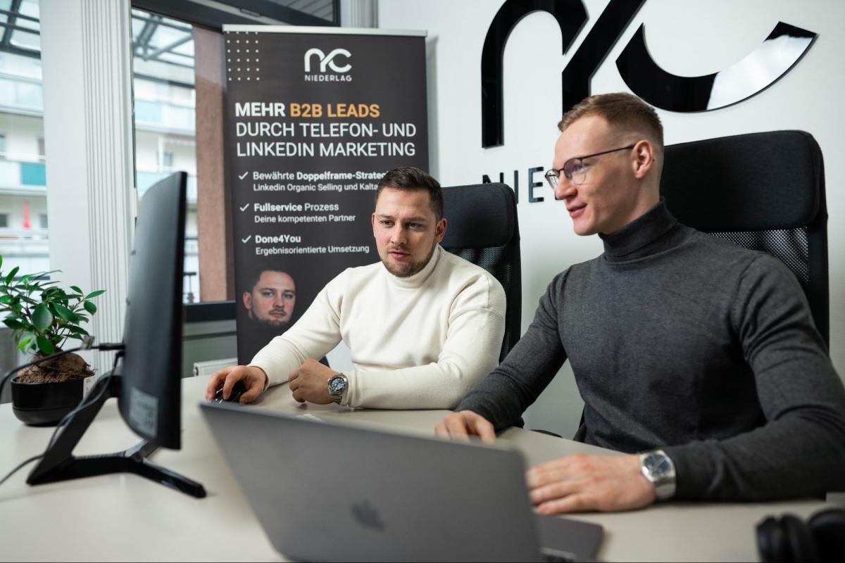 Zwei Personen im Büro besprechen Strategien zur Vermeidung von Terminabsagen im Vertrieb.