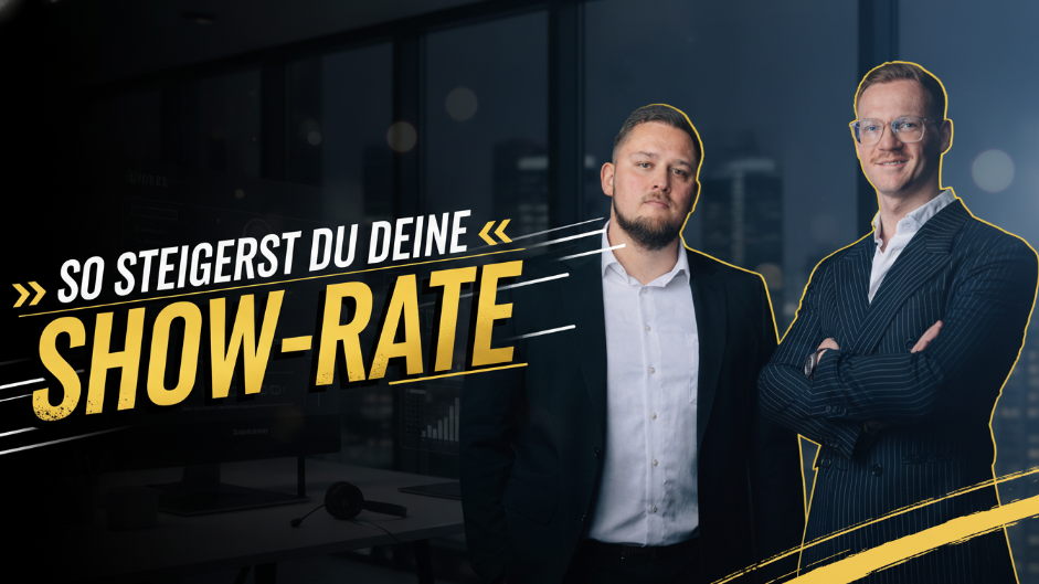 Zwei Männer in einem Büro stehen nebeneinander, umgeben von Stadtansicht, zeigen, wie du deine Show-Rate steigern kannst.