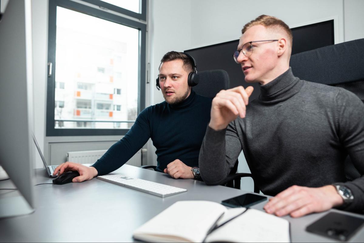 Zwei Vertriebler analysieren B2B-Kontaktadressen am Computer.