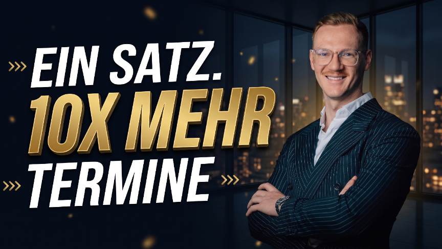 Ein lächelnder Mann in Anzug steht vor einem Fenster und spricht über 10x mehr Termine.