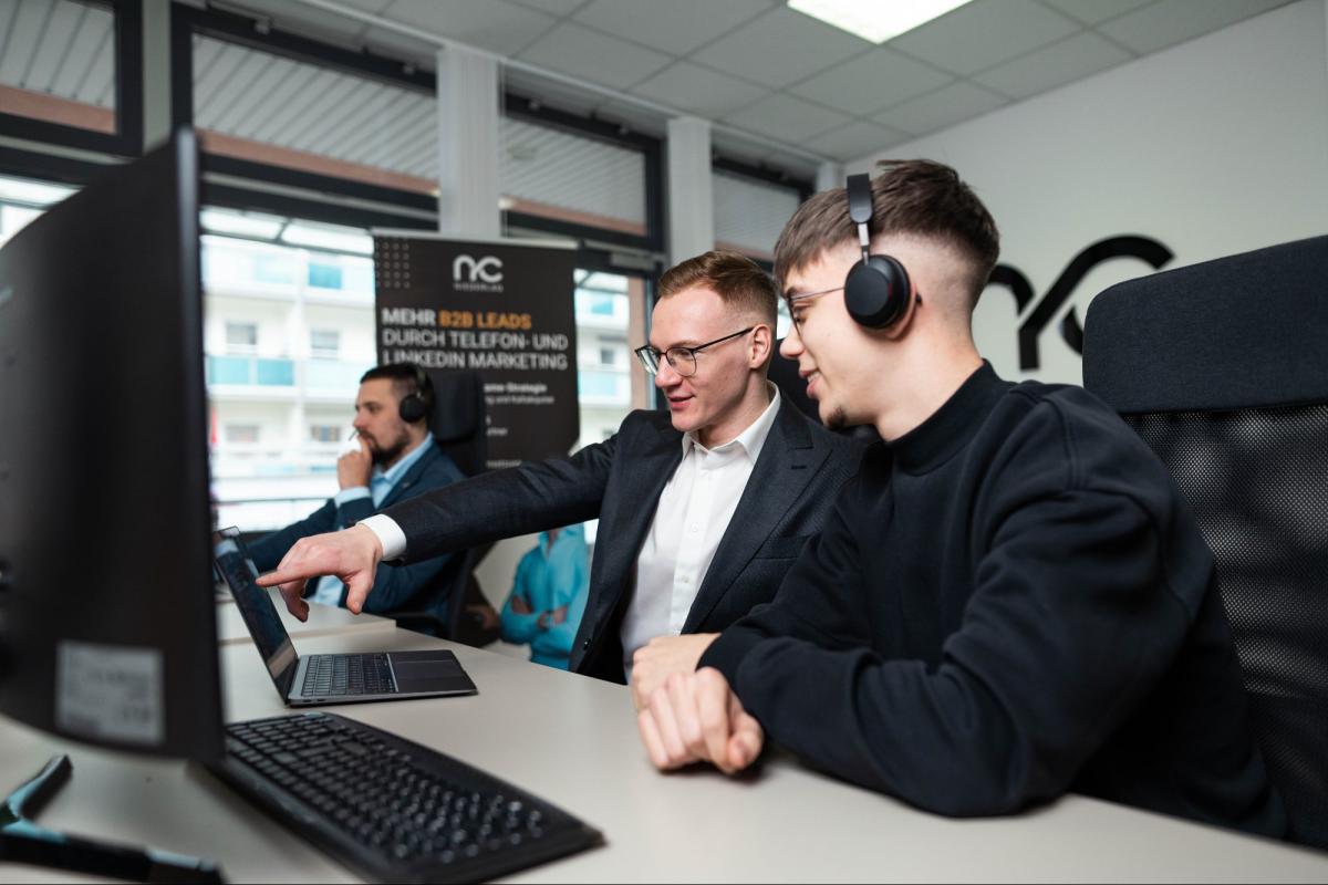 Vertriebsmitarbeiter der Niederlag Consulting GmbH und Geschäftsführer Paul Hänsel