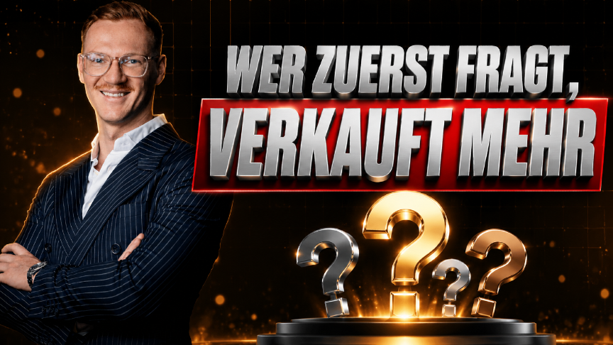 Mann mit Brille und Anzug neben dem Slogan 'Wer zuerst fragt, verkauft mehr' und Fragezeichen.