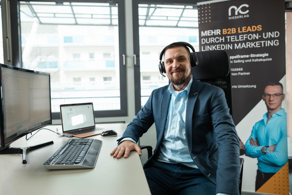 Ein Profi sitzt am Schreibtisch und erklärt, wie B2B Kaltakquise Calls erfolgreich sind.