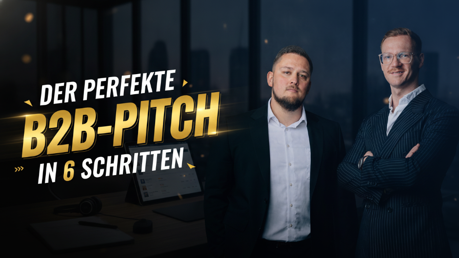 Zwei Personen stehen stolz in einem Büro und präsentieren den b2b-pitch in 6 Schritten.