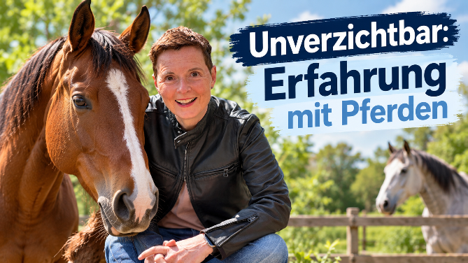 Eine Coachin sitzt neben einem braunen Pferd auf einem Hof; im Hintergrund steht ein weiteres Pferd.