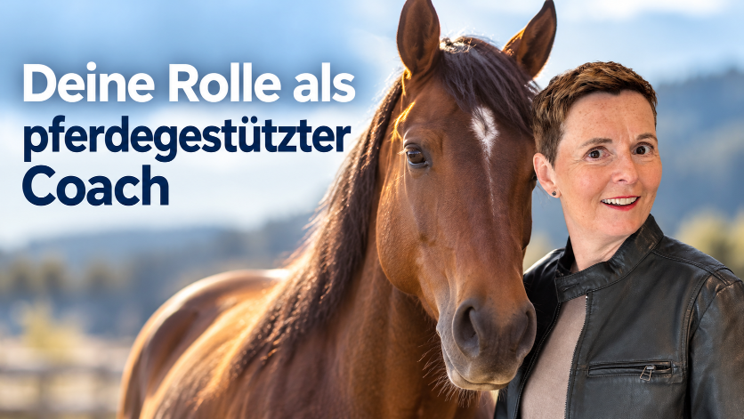 Frau steht neben einem braunen Pferd; der Schriftzug thematisiert die Rolle als Coach im pferdegestützten Coaching.