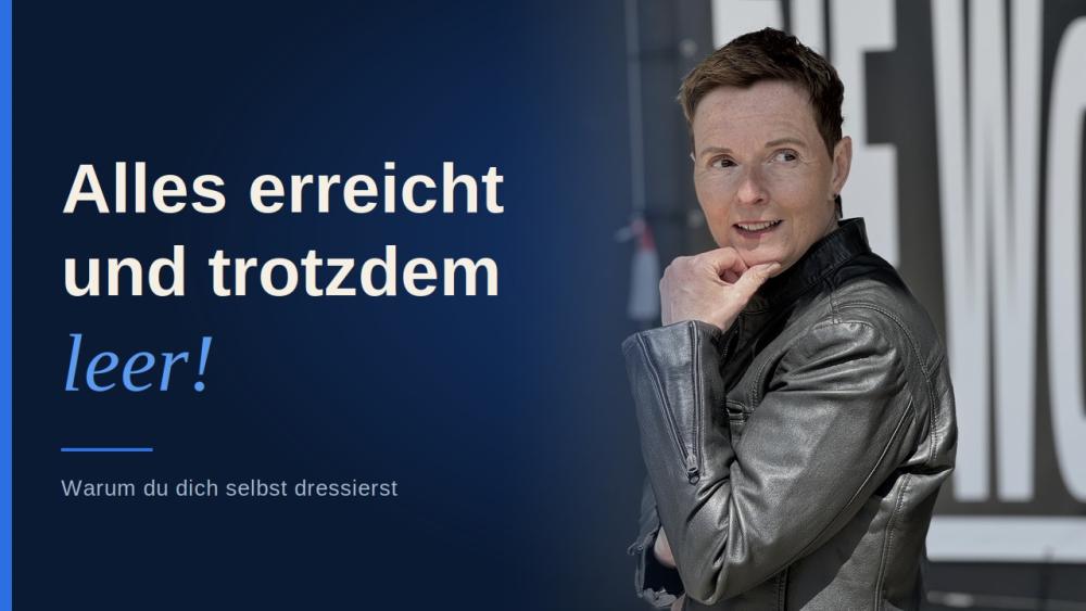 Die Aussage 'Alles erreicht und trotzdem leer!' verdeutlicht das Thema innerliche Leere.