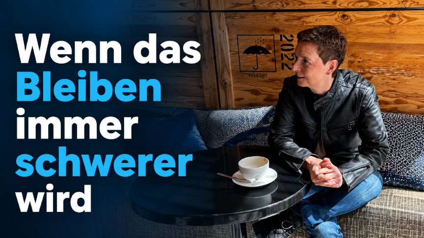Ein Mensch sitzt an einem Tisch und denkt darüber nach, warum das Bleiben schwerer wird.