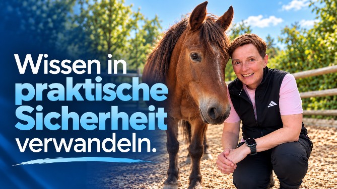 Eine Coachin sitzt neben einem Pferd auf dem Reitplatz; pferdegestütztes Coaching Ausbildung verbindet Wissen mit Praxis.