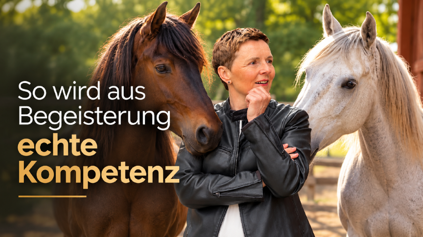 Frau steht zwischen einem braunen und einem weißen Pferd – passend zur pferdegestützten Coaching Ausbildung.