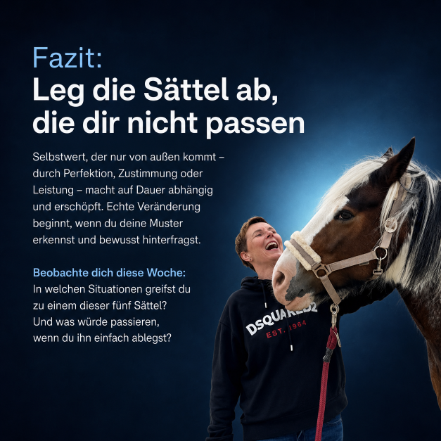 Eine Person lächelt neben einem Pferd und spricht über Coaching mit Pferden.