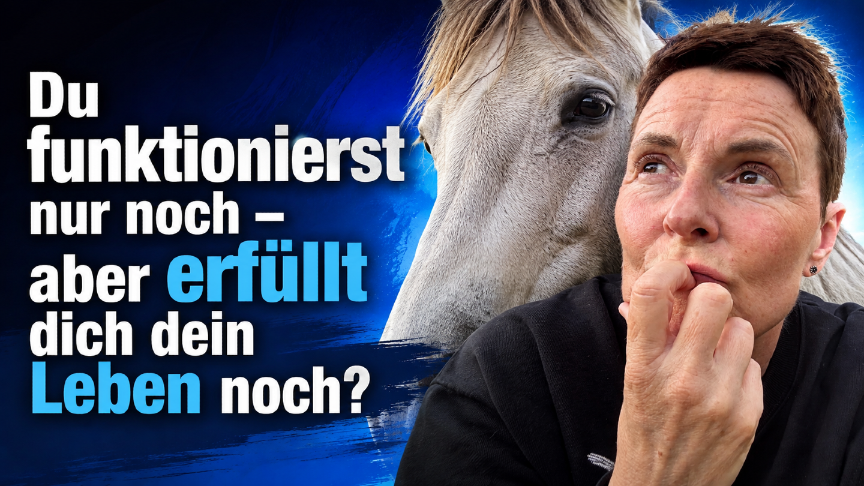 Eine Person mit nachdenklichem Ausdruck, fragt sich, ob ihr Leben erfüllt ist, während ein Pferd im Hintergrund sichtbar ist.